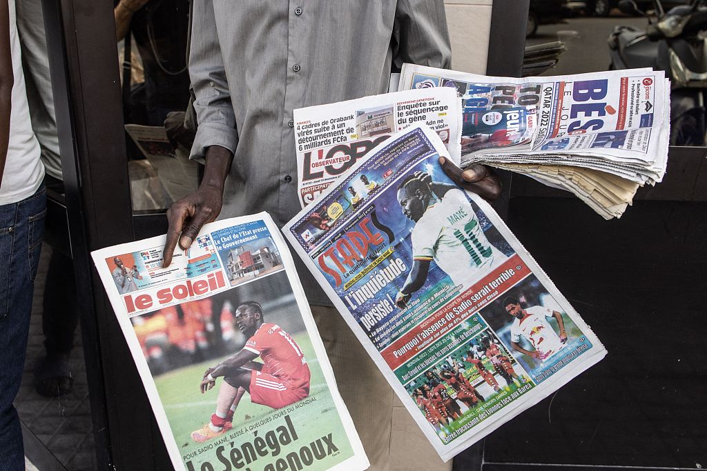 A man sells Senegalese newspapers with headlines of Sadio Mane's injury in Dakar, November 10, 2022. /CFP