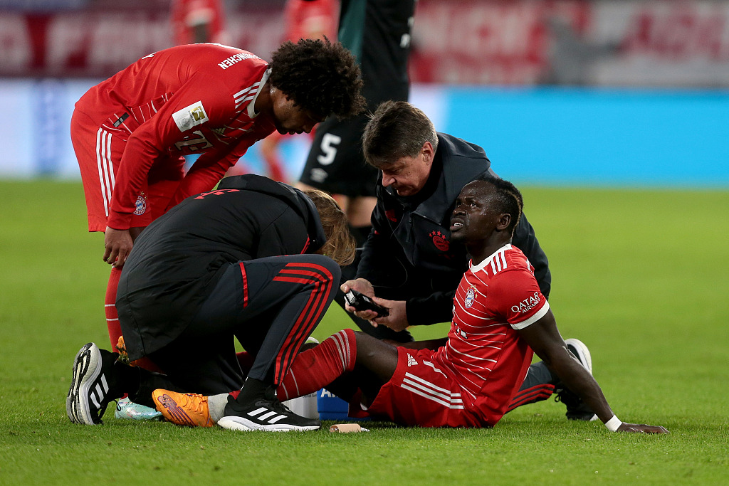 Sadio Mane of Bayern Munich injured during their Bundesliga clash with Werder Bremen at Allianz Arena in Munich, Germany, November 8, 2022. /CFP