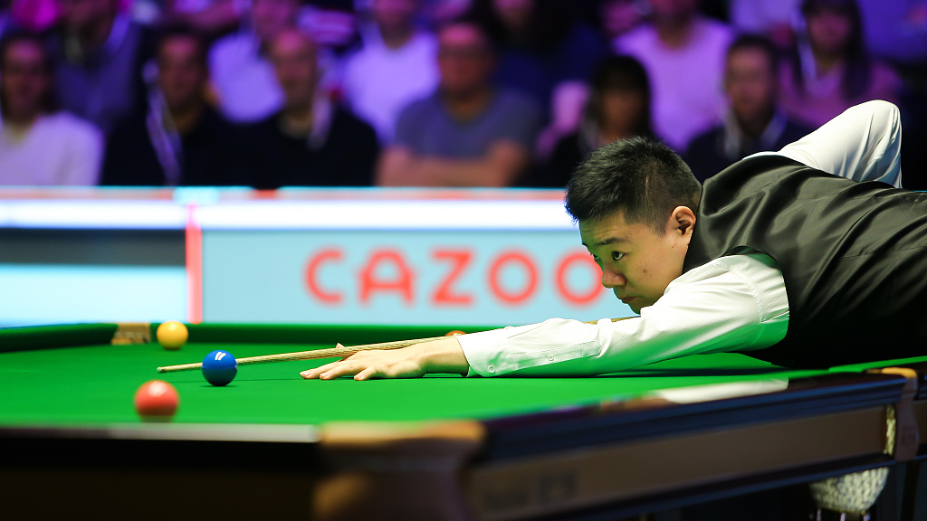 Ding Junhui in action during the UK Championship quarterfinal round against Ronnie O'Sullivan in York, UK, November 18, 2022. /CFP