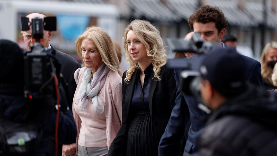 Theranos founder Elizabeth Holmes arrives with her family and partner Billy Evans at the federal courthouse in San Jose, California, U.S., November 18, 2022. /Reuters