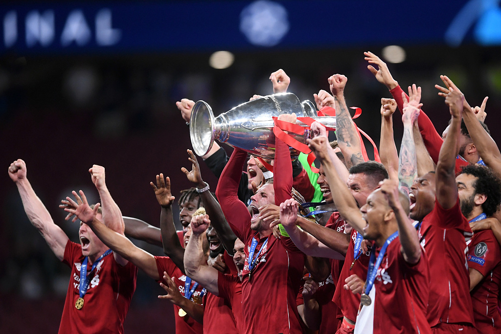Players of Liverpool celebrate with the UEFA Champions League trophy at Estadio Wanda Metropolitano in Madrid, Spain, June 1, 2019. /CFP 