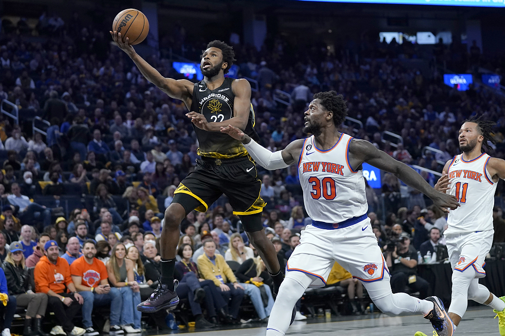Andrew Wiggins (L) of the Golden State Warriors drives toward the rim in the game against the New York Knicks at Chase Center in San Francisco, California, November 18, 2022. /CFP 