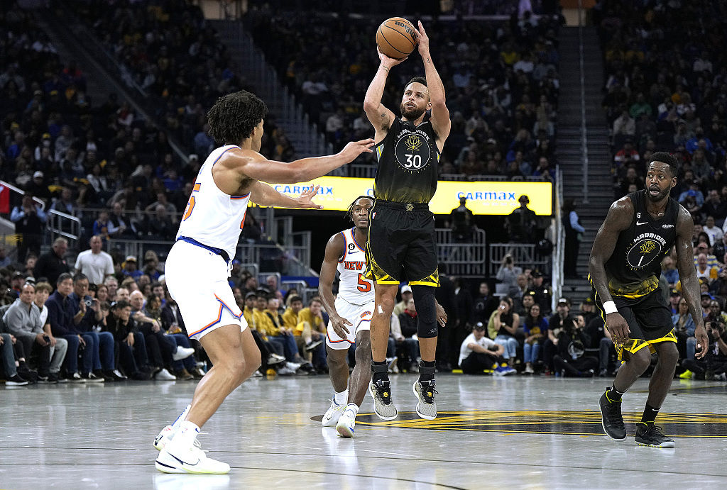 Stephen Curry (#30) of the Golden State Warriors shoots in the game against the New York Knicks at Chase Center in San Francisco, California, November 18, 2022. /CFP 