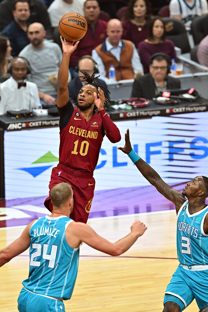 Darius Garland (#10) of the Cleveland Cavaliers shoots in the game against the Charlotte Hornets at Rocket Mortgage Fieldhouse in Cleveland, Ohio, November 18, 2022. /CFP