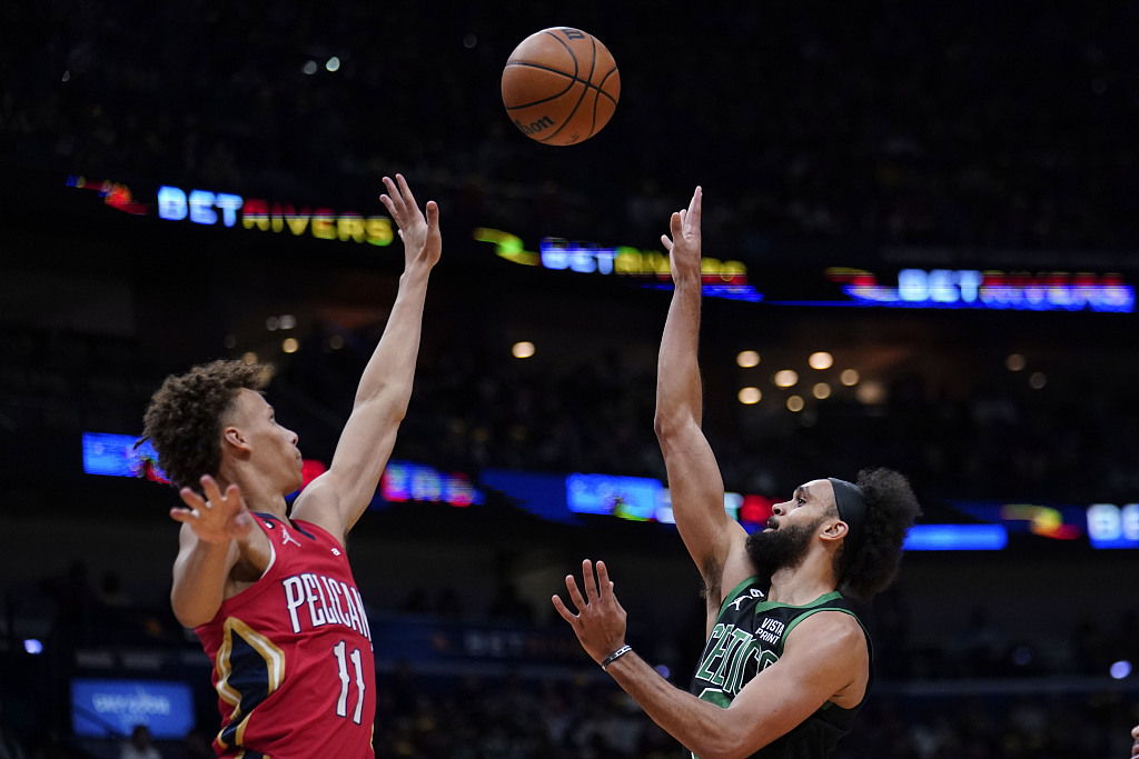 Derrick White (R) of the Boston Celtics shoots in the game against the New Orleans Pelicans at Smoothie King Center in New Orleans, Louisiana, November 18, 2022. /CFP