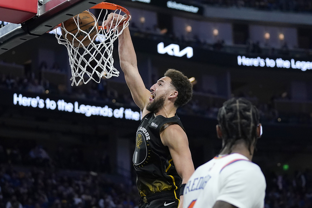 Klay Thompson (C) of the Golden State Warriors dunks in the game against the New York Knicks at Chase Center in San Francisco, California, November 18, 2022. /CFP 