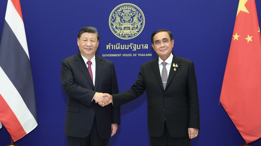 Chinese President Xi Jinping (L) meets with Thai Prime Minister Prayut Chan-o-cha in Bangkok, Thailand, November 19, 2022. /Xinhua