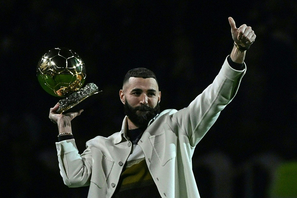 Karim Benzema of France shows up with the Ballon d'Or trophy on the field during the halftime break of the Ligue 1 game between Olympique Lyonnais and OGC Nice at The Groupama Stadium in Decines-Charpieu, France, November 11, 2022. /CFP