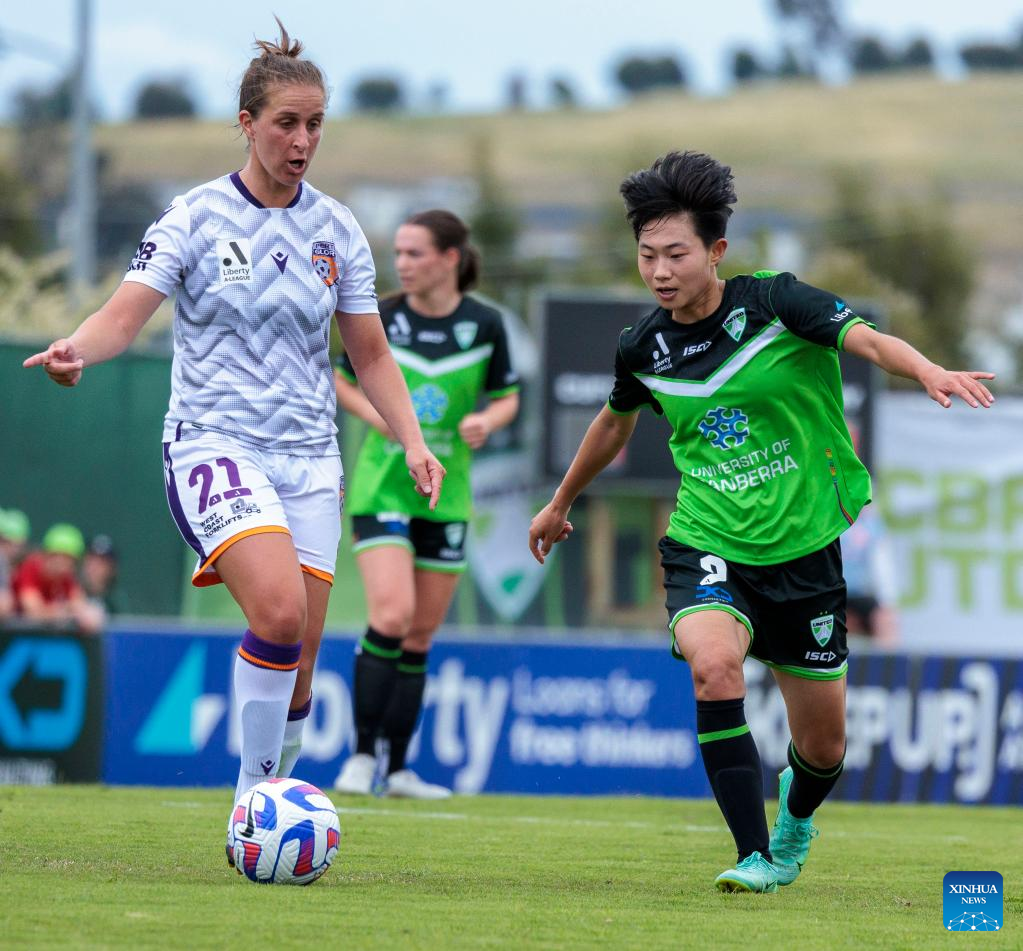 Wu Chengshu (R) of Canberra United plays in the first round match against Perth Glory during the A-League Women in Canberra, Australia, November 19, 2022. /Xinhua 