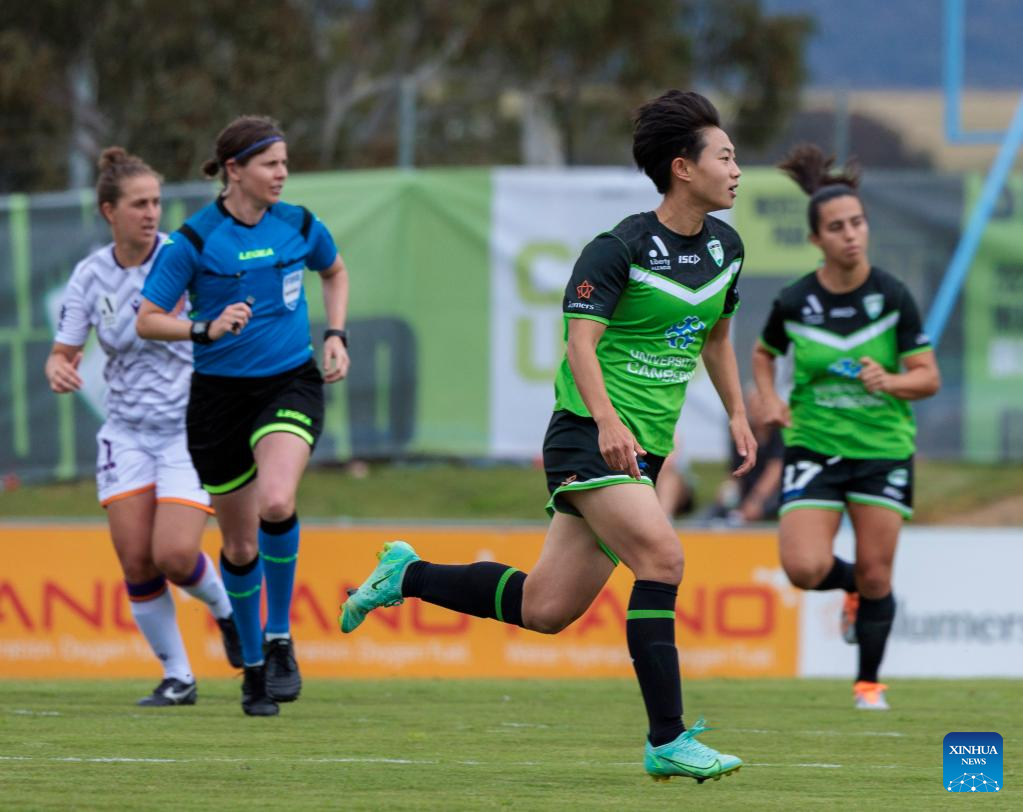 Wu Chengshu (2nd R) of Canberra United plays in the first round match against Perth Glory during the A-League Women in Canberra, Australia, November 19, 2022. /Xinhua