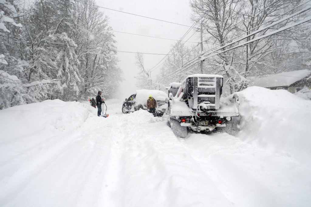 Good Samaritans help dig out a plow after an intense lake-effect snowstorm impacted the area in Hamburg, New York, November 18, 2022. /CFP