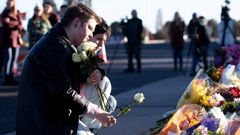 People pay their respects to the victims of the mass shooting at Club Q, an LGBTQ nightclub, in Colorado Springs, Colorado, U.S., November 20, 2022. /CFP