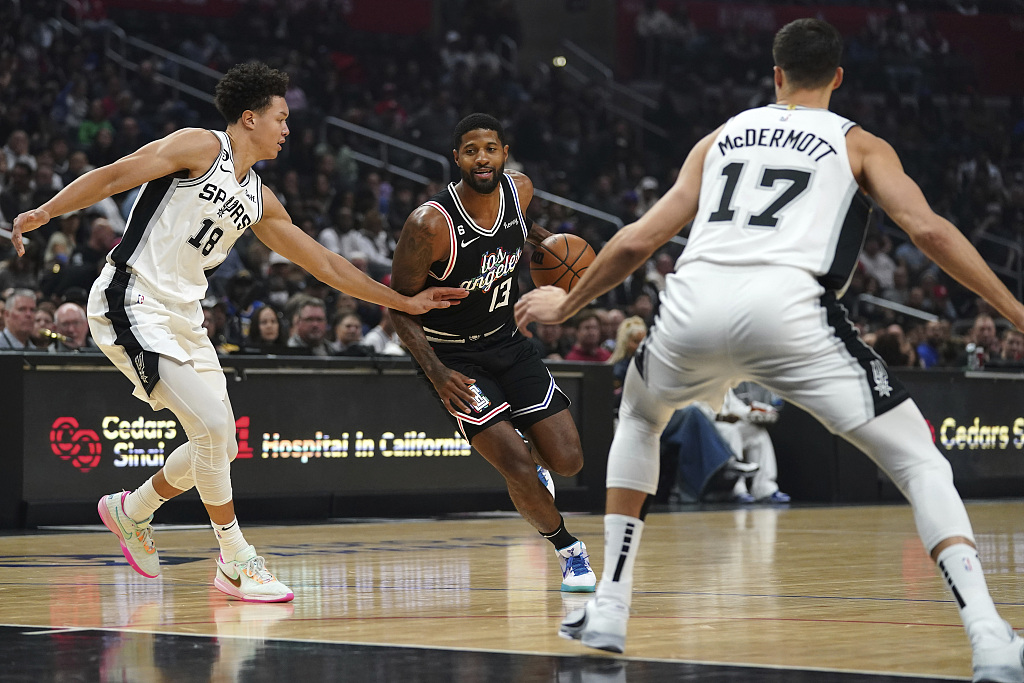 Paul George (#13) of the Los Angeles Clippers penetrates in the game against the San Antonio Spurs at the Crypto.com Arena in Los Angeles, California, November 19, 2022. /CFP