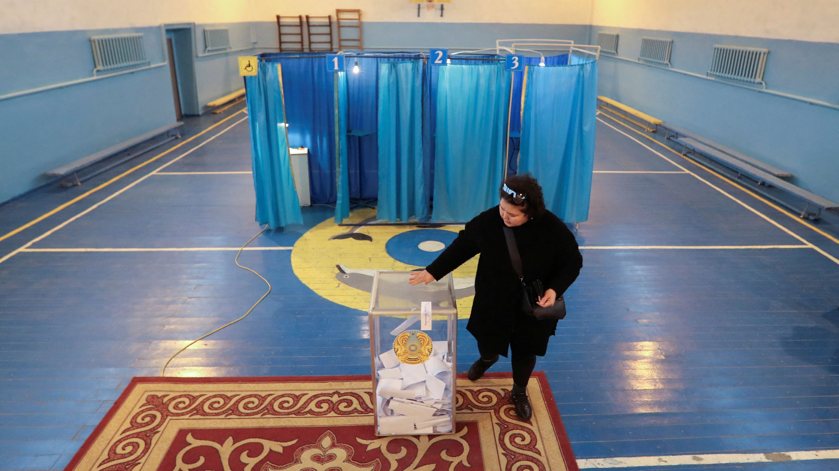 A voter casts a ballot at a polling station during presidential elections outside Almaty, Kazakhstan, November 20, 2022. /Reuters