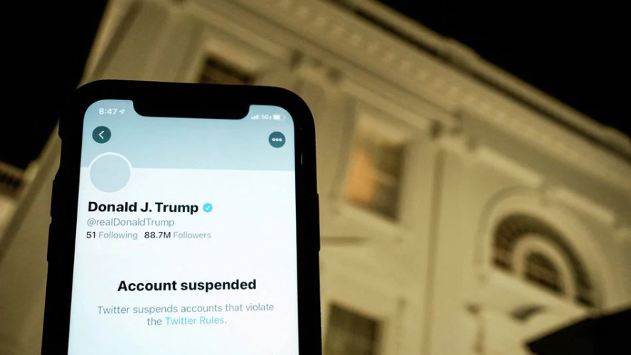 A photo illustration shows the suspended Twitter account of U.S. President Donald Trump on a smartphone, January 8, 2021. /Reuters