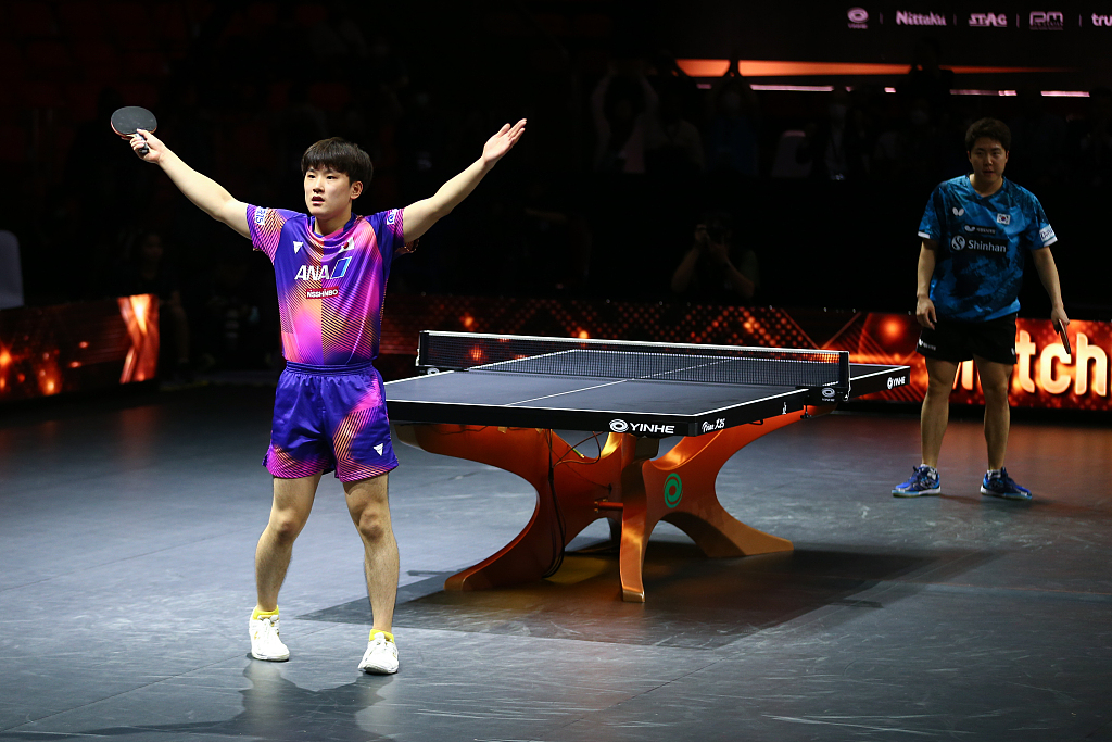 Tomokazu Harimoto (L) of Japan wins men's singles title at Table Tennis Asian Cup in Bangkok, Thailand, November 19, 2022. /CFP