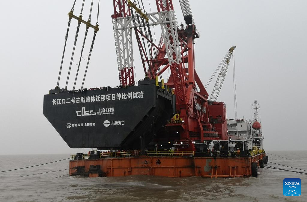 A testing operation for salvage of the Yangtze River Estuary No. 2 in east China's Shanghai, January 26, 2022. /Xinhua