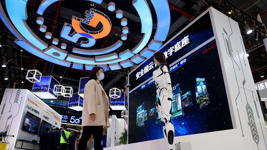 Interacting with a humanoid at 2022 China 5G+ Industrial Internet Conference in Wuhan, Hubei Province, China, November 20, 2022. /CFP