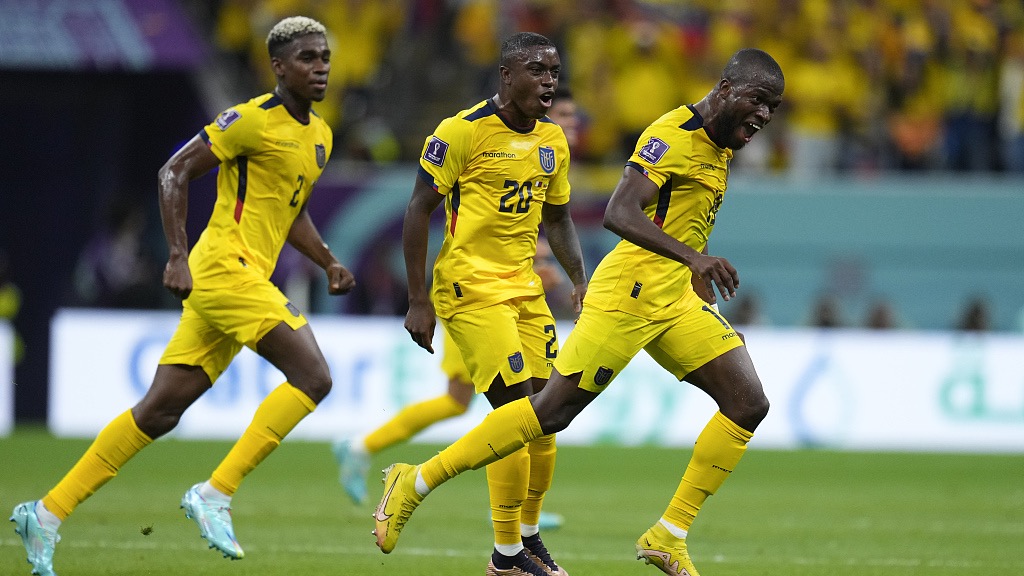 Ecuador's Enner Valencia (R) celebrates scoring his side's second goal against Qatar during their World Cup clash at the Al Bayt Stadium in Al Khor, Qatar, November 20, 2022. /CFP