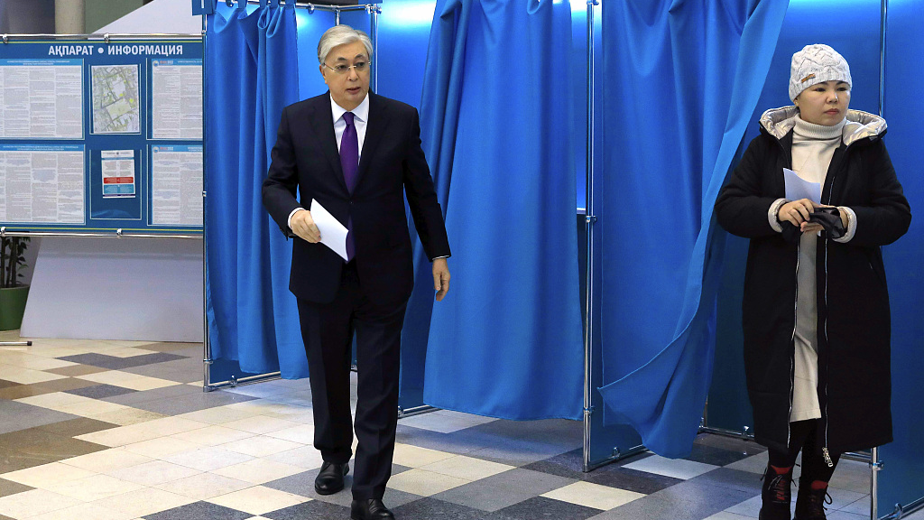 Kazakhstan's President Kassym-Jomart Tokayev casts his ballot at a polling station in Almaty, Kazakhstan, November 20, 2022. /CFP