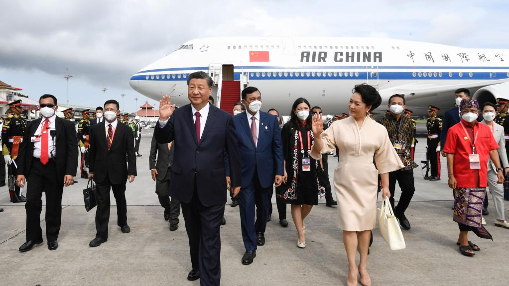 Chinese President Xi Jinping and his wife Peng Liyuan arrive at the airport for the G20 Summit in Bali, Indonesia, November 14, 2022. /Xinhua