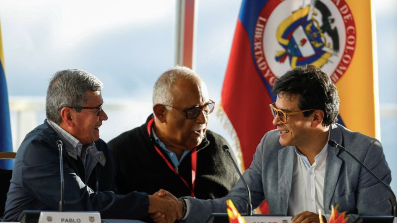 L-R: Member of Colombia's National Liberation Army delegation Pablo Beltran, Venezuelan official Carlos Martinez Mendoza and Colombia's High Commissioner for Peace Ivan Danilo Rueda  attend a news conference after renewed peace talks in Caracas, Venezuela, November 21, 2022. /Reuters