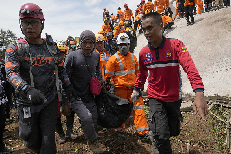 Rescuers carry the body of an earthquake victim recovered from under the rubble of a collapsed building in Cianjur, West Java, Indonesia, November 22, 2022. /CFP