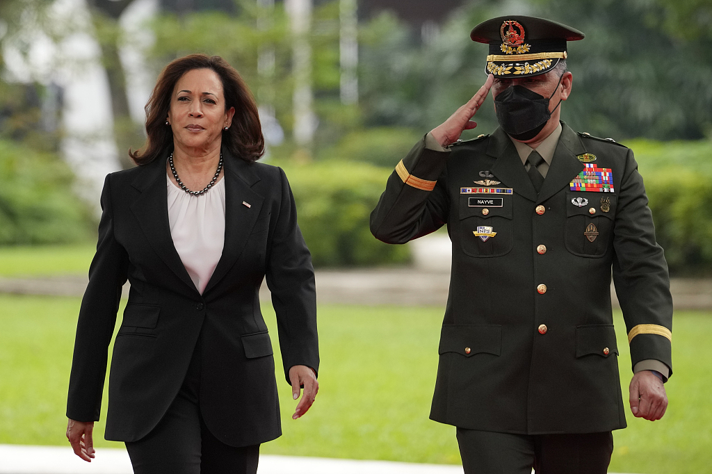 U.S. Vice President Kamala Harris, left, reviews an honor guard at the Malacanang presidential palace in Manila, Philippines, Nov. 21, 2022. /CFP