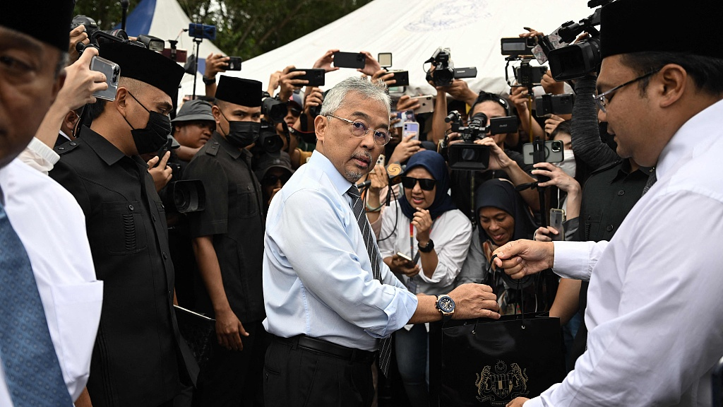 Malaysia's King Sultan Abdullah Sultan Ahmad Shah (C) meets with members of the media outside the National Palace in Kuala Lumpur on November 21, 2022. /CFP
