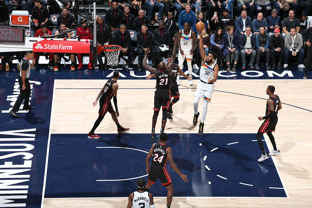Karl-Anthony Towns (#32) of the Minnesota Timberwolves shoots in the game against the Miami Heat at Target Center in Minneapolis, Minnesota, November 21, 2022. /CFP