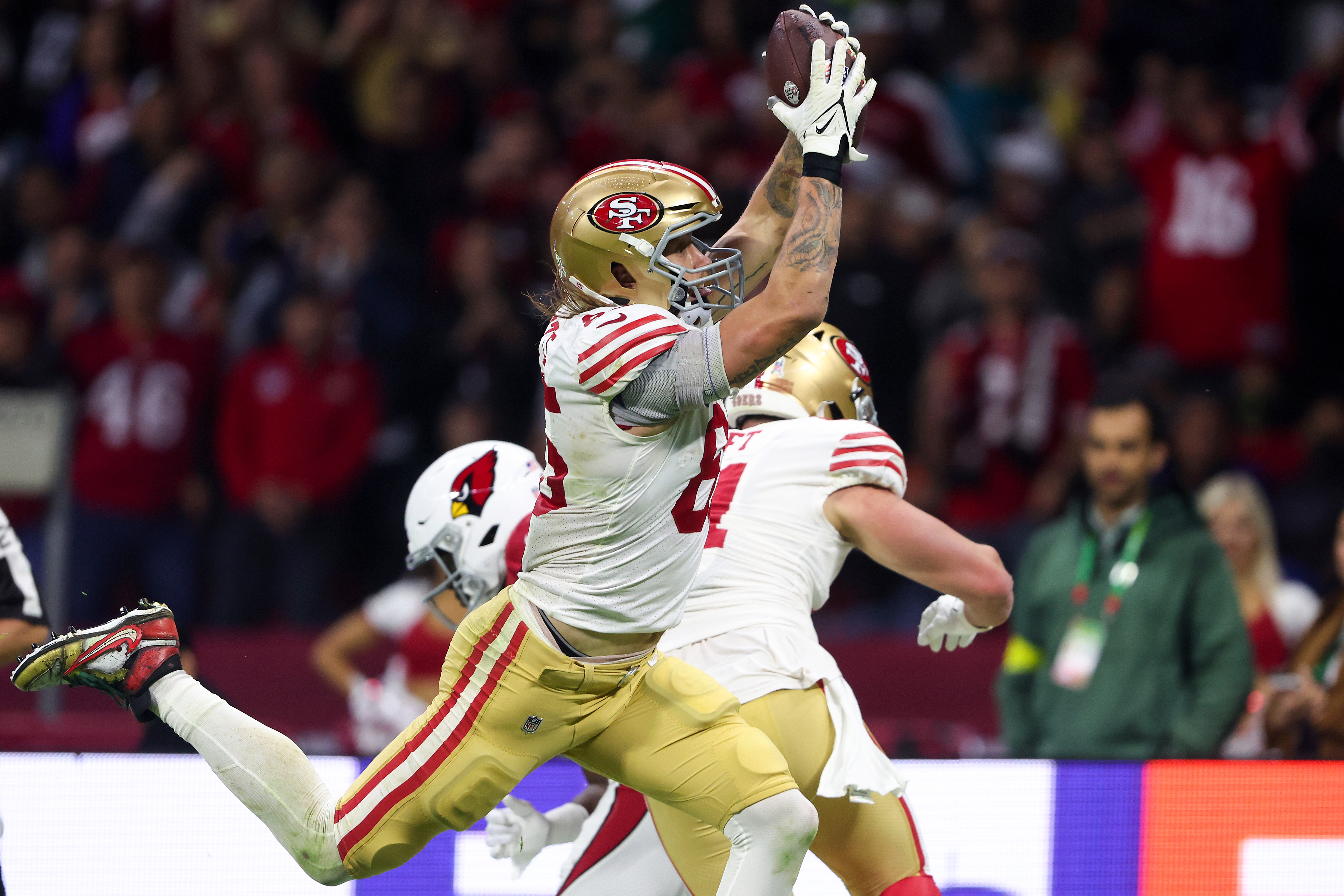 Tight end George Kittle (C) of the San Francisco 49ers receives the ball to score a touchdown in the game against the Arizona Cardinals at Estadio Azteca in Mexico City, Mexico, November 21, 2022. /CFP