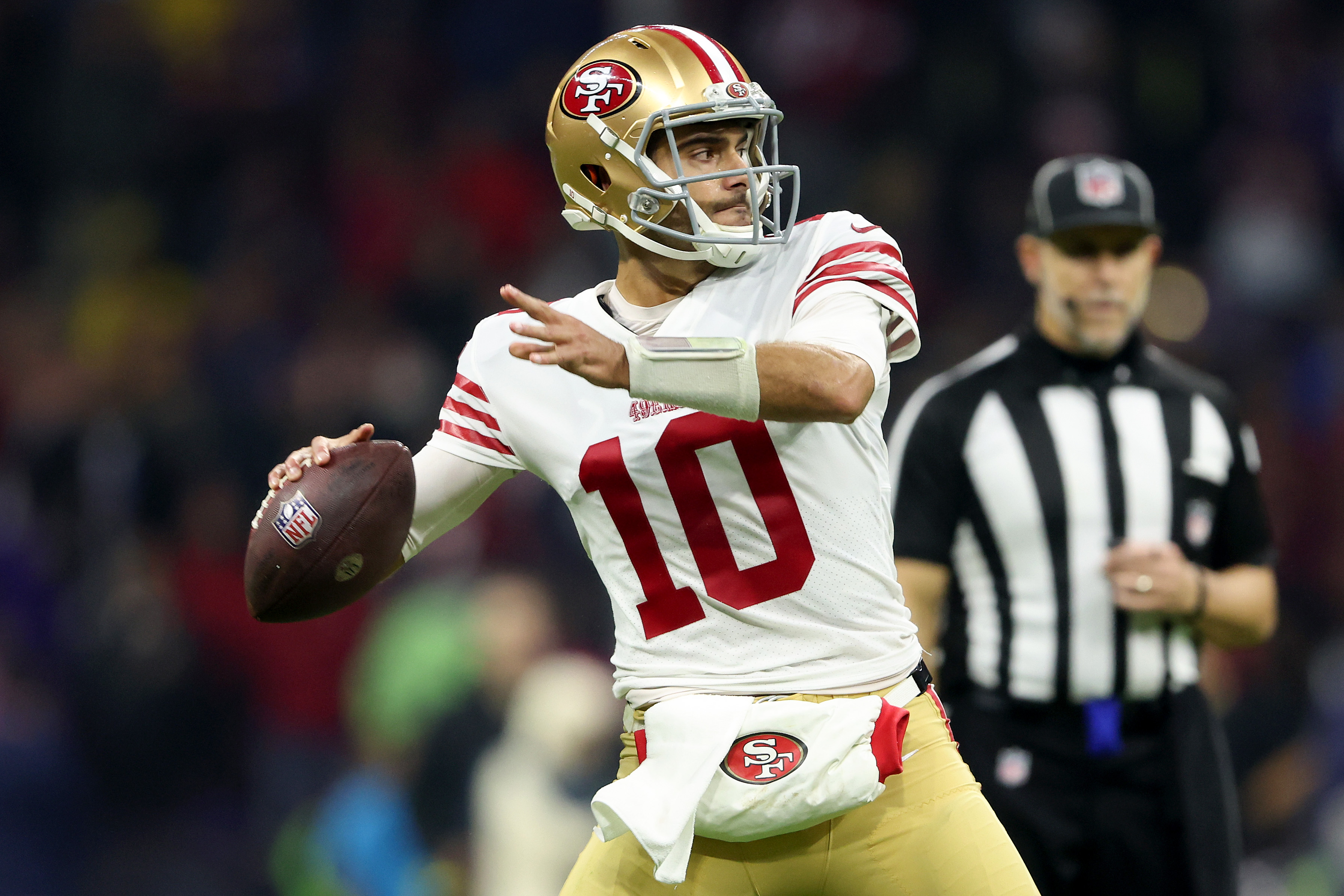 Quarterback Jimmy Garoppolo of the San Francisco 49ers passes in the game against the Arizona Cardinals at Estadio Azteca in Mexico City, Mexico, November 21, 2022. /CFP