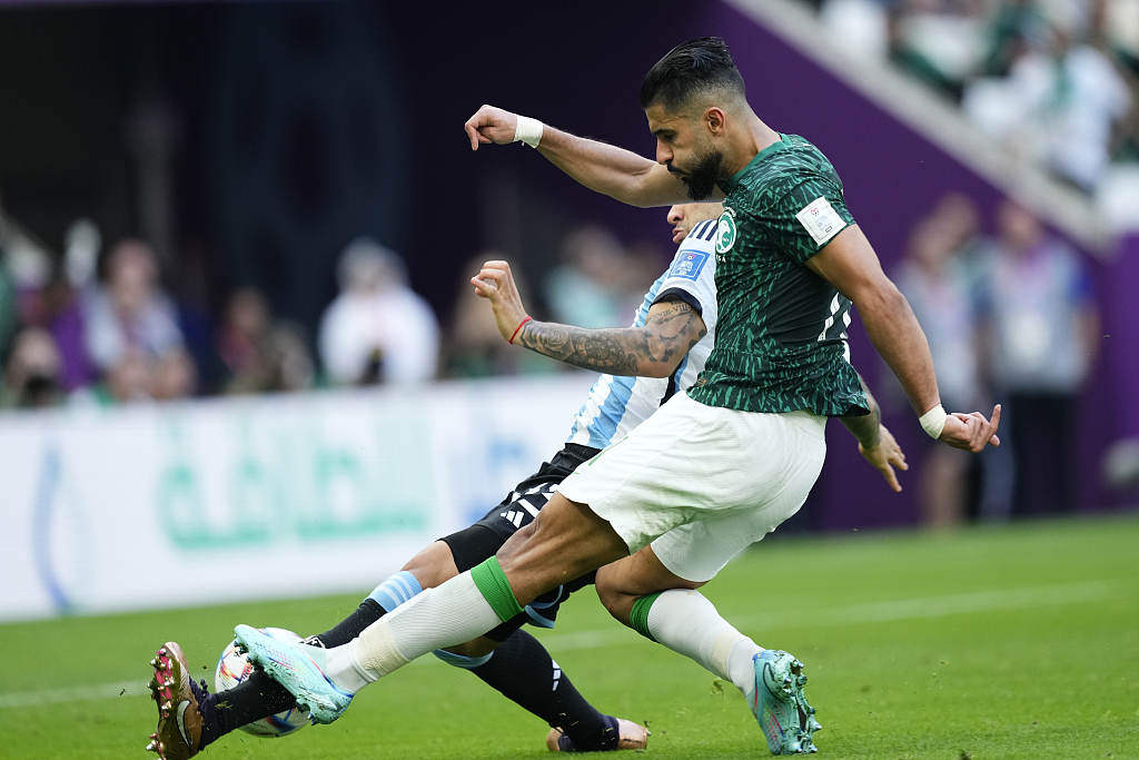 Saleh Al-Shehri (front) of Saudi Arabia shoots to score in the FIFA World Cup game against Argentina the Lusail Stadium in Qatar, November 22, 2022. /CFP
