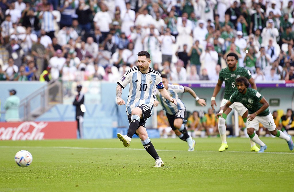 Lionel Messi (#10) of Argentina shoots to score a penalty in the FIFA World Cup game against Saudi Arabia at the Lusail Stadium in Qatar, November 22, 2022. /CFP