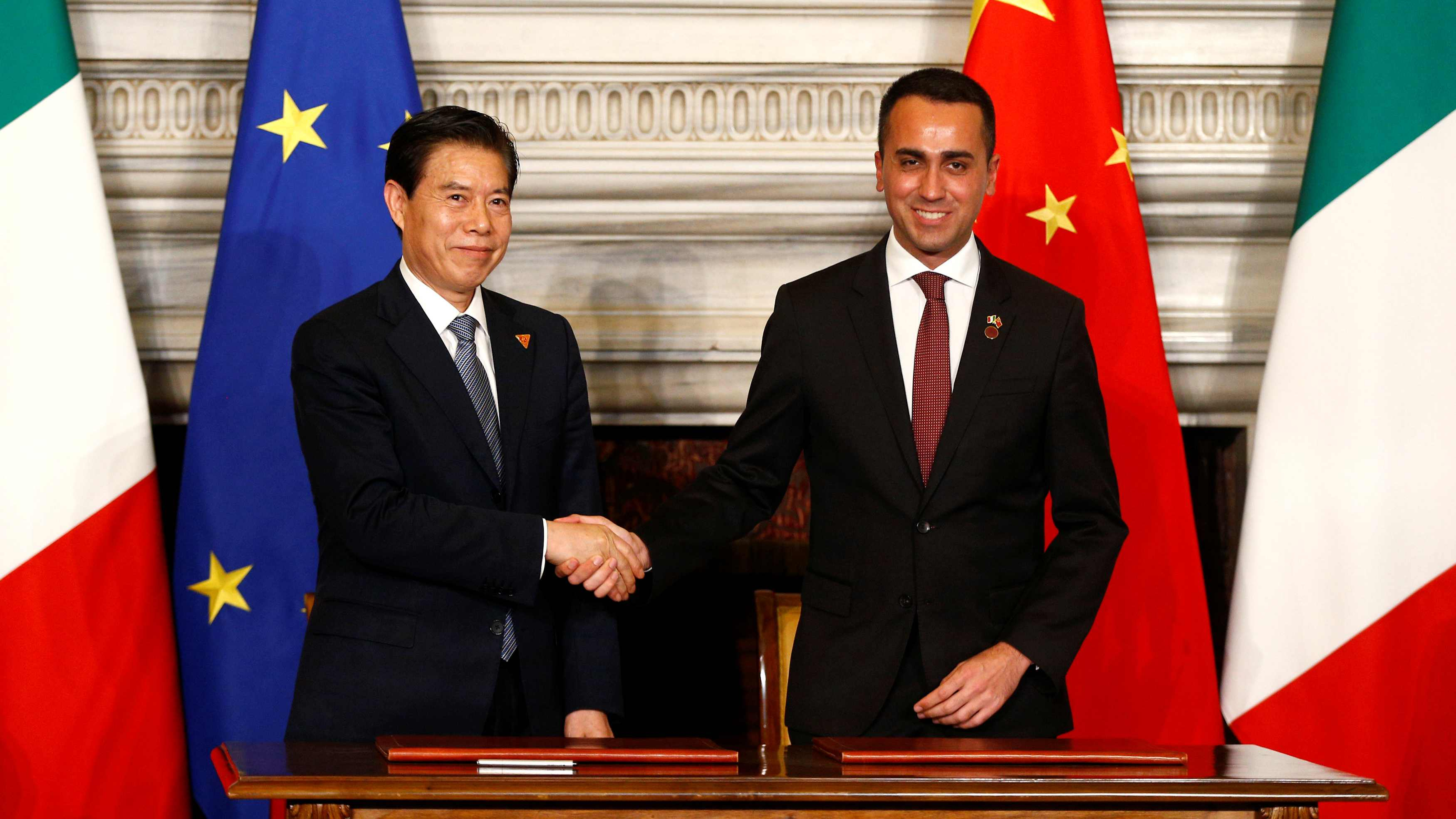 Chinese Commerce Minister Zhong Shan and Italian Minister of Labor and Industry Luigi Di Maio shake hands after signing trade agreements at Villa Madama in Rome, Italy, March 23, 2019. /Reuters
