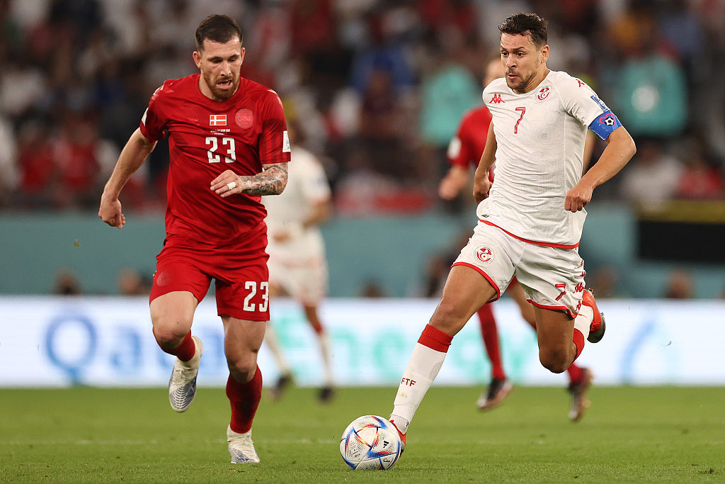 Youssef Msakni (R) of Tunisia dribbles in the FIFA World Cup game against Denmark at Education City Stadium in Qatar, November 22, 2022. /CFP