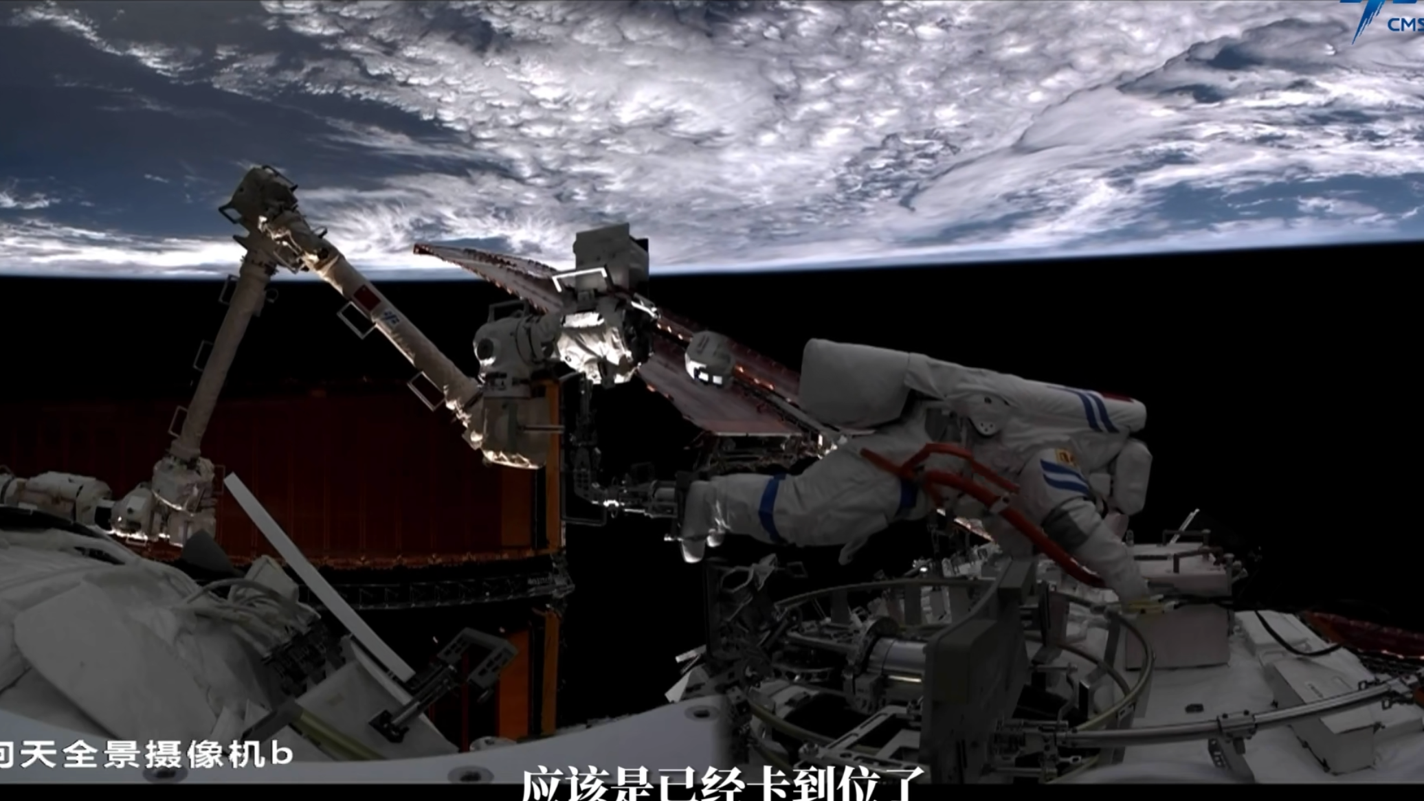2022 年 11 月 18 日，航天员陈东在中国空间站的最新一次舱外活动中踏上了巨大的机械臂。/中国载人航天局