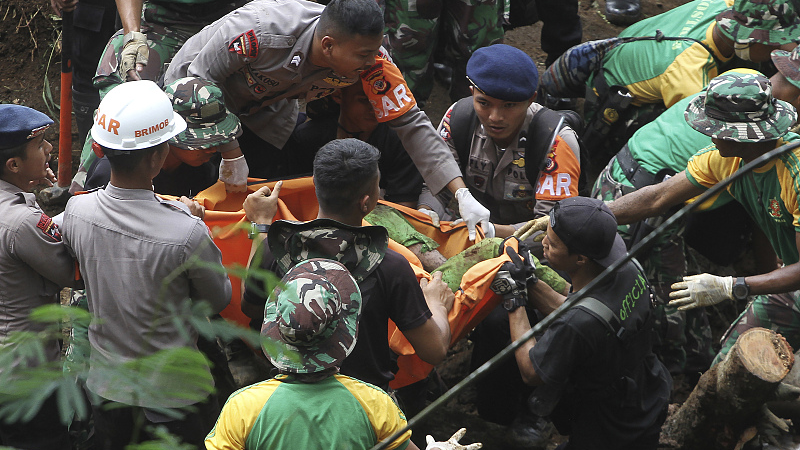 Rescuers recover the body of a victim of an earthquake-triggered landslide in Cianjur, West Java, Indonesia, November 22, 2022. /CFP