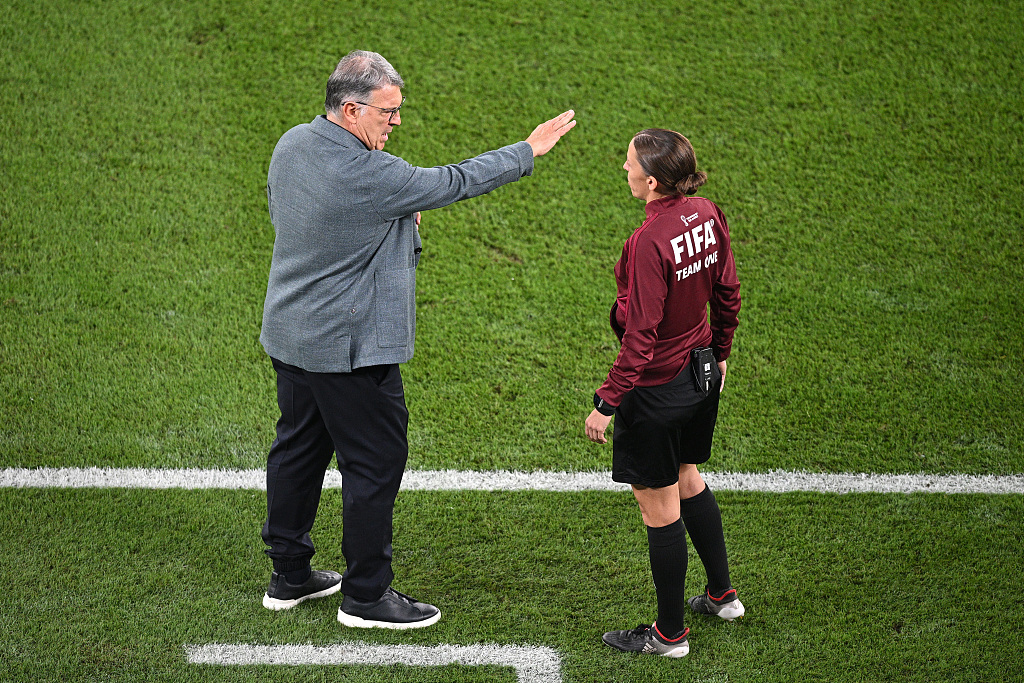 Gerardo Martino (L), head coach of Mexico, talks to fourth official Stephanie Frappart of France during the FIFA World Cup Qatar 2022 Group C match between Mexico and Poland in Doha, Qatar, November 22, 2022. /CFP
