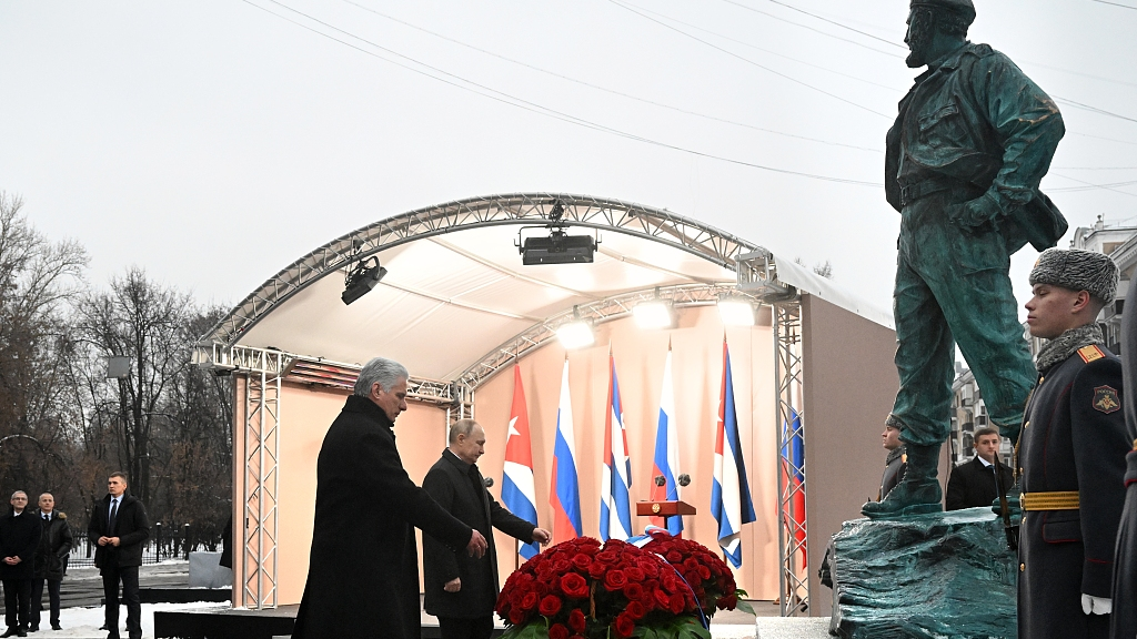 Cuban President Miguel Diaz-Canel Bermudez (L) and Russian President Vladimir Putin attend an unveiling ceremony of a monument to late Cuban leader Fidel Castro in Moscow, Russia, November 22, 2022. /CFP