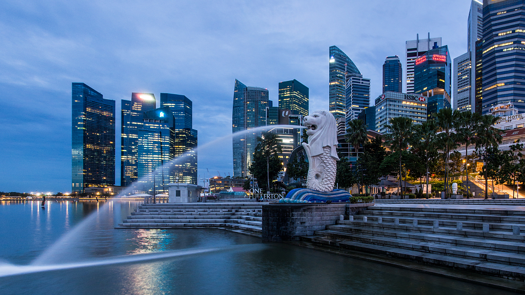 Early morning panoramic view of Marina Bay with the Merlion in Singapore and the Commercial Business District skyline./ VCG