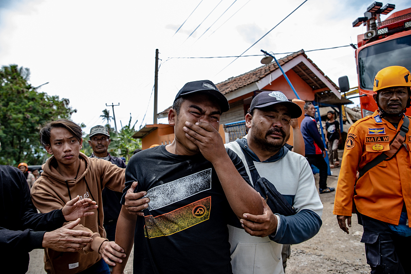 People are seen crying after a magnitude-5.6 earthquake struck the region of Cianjur in West Java, Indonesia, November 22, 2022. /CFP