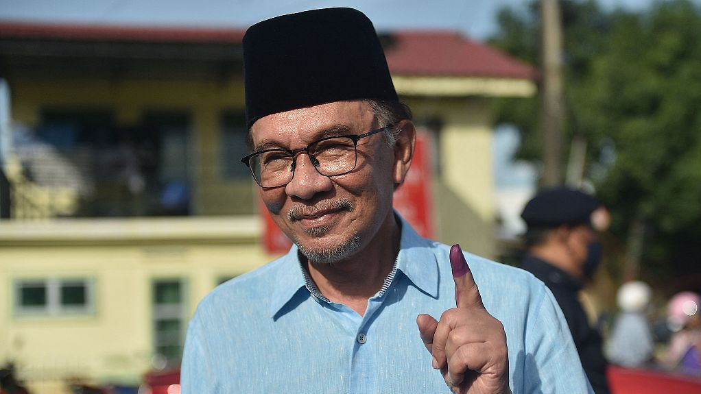 Malaysia's opposition leader Anwar Ibrahim shows his inked finger after voting at a polling station during the general election in Permatang Pauh, Malaysia, November 19, 2022. /CFP