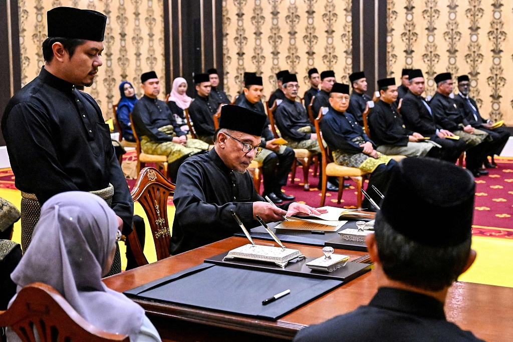 Malaysia's newly appointed Prime Minister Anwar Ibrahim (C) takes part in the swearing-in ceremony at the National Palace in Kuala Lumpur, Malaysia, November 24, 2022. /CFP