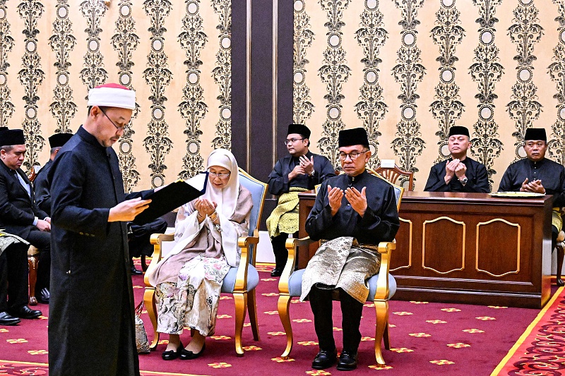 Malaysia's newly appointed Prime Minister Anwar Ibrahim (C-R) and his wife Wan Azizah Wan Ismail (C-L) take part in the swearing-in ceremony at the National Palace in Kuala Lumpur, Malaysia, November 24, 2022. /CFP