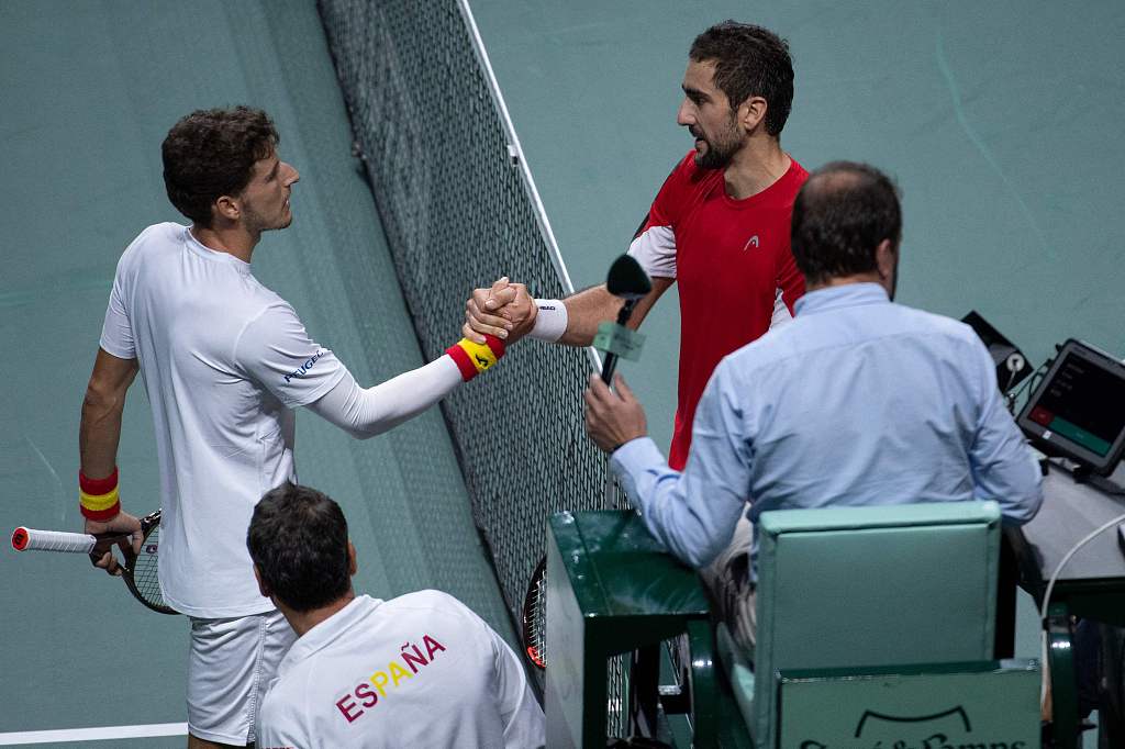 Pablo Carreno Busta (L) of Spain shakes hands with Marin Cilic of Croatia during their Davis Cup match in Malaga, Spain, November 23, 2022. /CFP