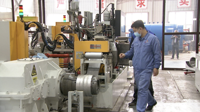 2022 年 11 月 16 日，廖希在山西省太原市太钢的车间进行铁镍合金箔生产实验。/CGTN