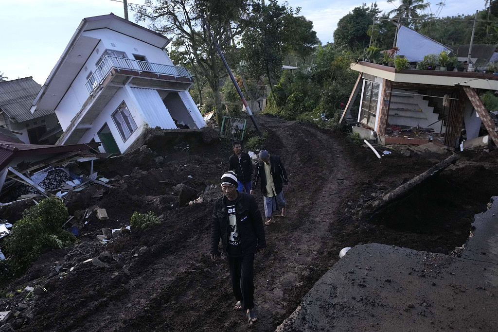 Residents walk past homes damaged in Monday's earthquake in Cianjur, West Java, Indonesia, November 24, 2022. /CFP