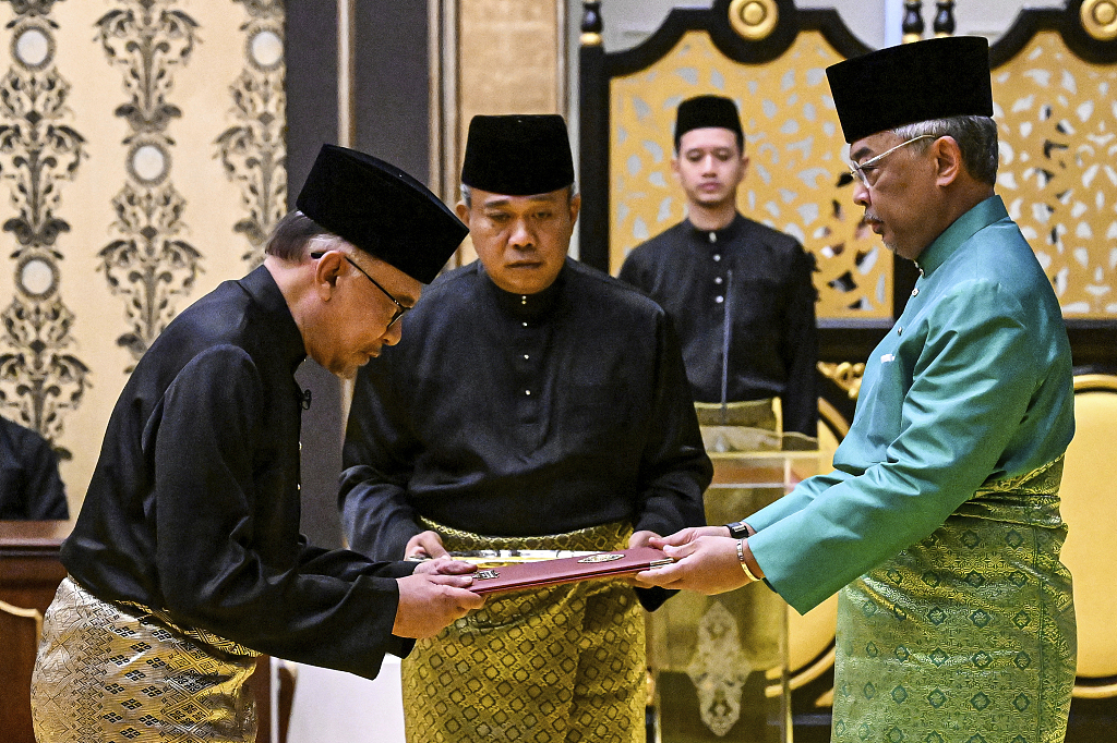 Malaysia's King Sultan Abdullah Sultan Ahmad Shah (right) and new Prime Minister Anwar Ibrahim take part in the swearing-in ceremony at the National Palace in Kuala Lumpur, Malaysia, November 24, 2022. /CFP