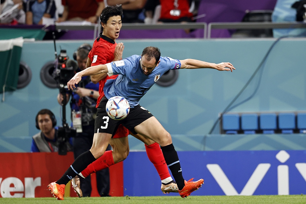 Diego Godin (#3) of Uruguay controls the ball in the FIFA World Cup game against South Korea at Education City Stadium in Doha, Qatar, November 24, 2022. /CFP 